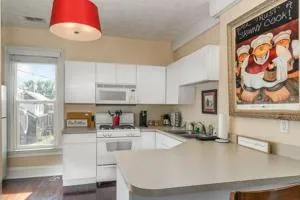 Studio w King Bed Walking distance to Beach & Shops - 波蒂奇