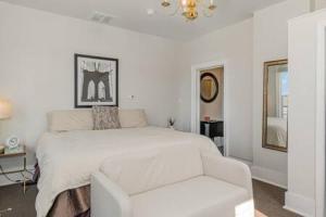 Studio w King Bed Walking distance to Beach & Shops