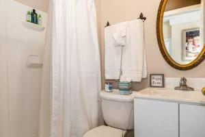 Studio w King Bed Walking distance to Beach & Shops