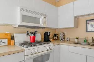 Studio w King Bed Walking distance to Beach & Shops