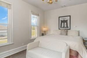 Studio w King Bed Walking distance to Beach & Shops