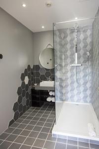Hotels The Originals Boutique, Hotel Le Lion, Clermont-Ferrand : Chambre Double Familiale
