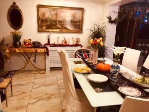 Cheerful 4 bedroom house with garden free parking