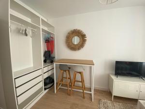 Studio ROMY les pieds dans leau 10 m de la mer