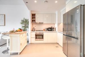 Downtown - 2BR Apartment with Burj Khalifa View