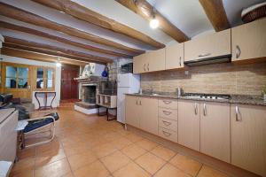 agradable casa rural con chimenea y aire acondicionado