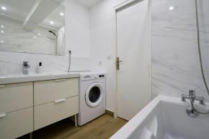 Appartements 2 bedroom apartment w/ courtyard at Croise Laroche : photos des chambres