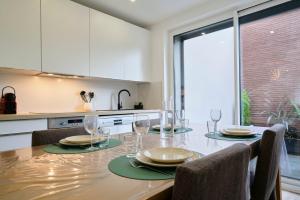 Appartements 2 bedroom apartment w/ courtyard at Croise Laroche : photos des chambres