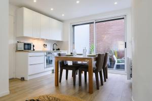 Appartements 2 bedroom apartment w/ courtyard at Croise Laroche : photos des chambres
