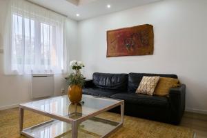 2 bedroom apartment w courtyard at Croisé Laroche