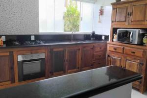 Casa com piscina no interior em condomínio fechado