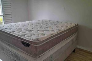 Casa com piscina no interior em condomínio fechado