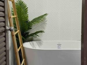 MIQ HK16 - 3BR Huai Khwang MRT with Pool Table near Jodd Fair