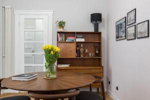 Exquisite Art Deco 2BR Apartment Prime Location