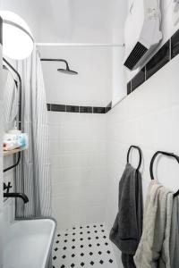 Exquisite Art Deco 2BR Apartment Prime Location