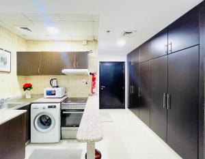 Studio Apartment in Dubai Marina with Balcony