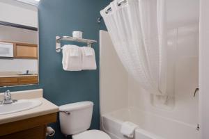 Standard 1 Full Bed Room - Smoking room in WoodSpring Suites Greenville Central