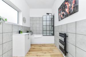 Cityscape 4-Bedroom, 2-Bathroom Haven on Woodborough Road Nottingham