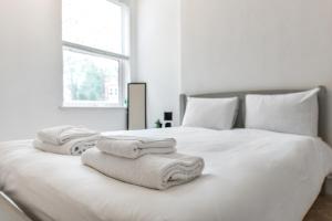 Cityscape 4-Bedroom, 2-Bathroom Haven on Woodborough Road Nottingham