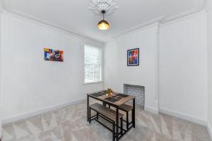 Cityscape 4-Bedroom, 2-Bathroom Haven on Woodborough Road Nottingham