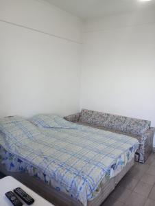 Apto inteiro e individual confortável,Equivalente a 2 quartos pela possibilidade de pessoas Biombo para até três separações Equivalente portanto a 3 quartos para até 9 pessoas Sacada ampla andar alto e opção de Check in até às 23h sob condi