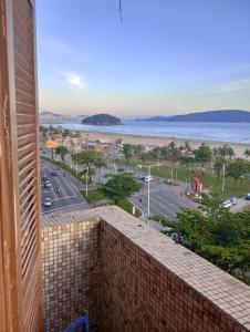 Apto inteiro e individual confortável,Equivalente a 2 quartos pela possibilidade de pessoas Biombo para até três separações Equivalente portanto a 3 quartos para até 9 pessoas Sacada ampla andar alto e opção de Check in até às 23h sob condi