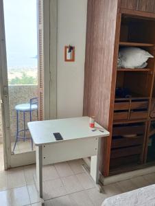 Apto inteiro e individual confortável,Equivalente a 2 quartos pela possibilidade de pessoas Biombo para até três separações Equivalente portanto a 4 camas para até 6 pessoas e mais 3 visitações Check in fora de horário e sob condições espe