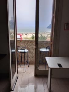 Apto inteiro e individual confortável,Equivalente a 2 quartos pela possibilidade de pessoas Biombo para até três separações Equivalente portanto a 4 camas para até 6 pessoas e mais 3 visitações Check in fora de horário e sob condições espe