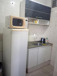 Apto inteiro e individual confortável,Equivalente a 2 quartos pela possibilidade de pessoas Biombo para até três separações Equivalente portanto a 3 quartos para até 9 pessoas Sacada ampla andar alto e opção de Check in até às 23h sob condi