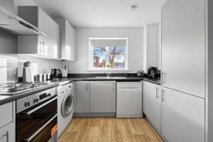 Stylish 4-Bedroom Townhouse with two large parking spaces and superfast Wi-Fi