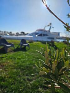 Bateaux Nuit insolite bateau a quai - Port Saint Louis du Rhone : photos des chambres