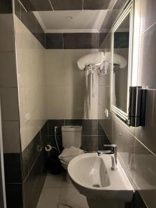 WOW Pyramids Inn With Rooftop Lounge