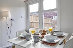 Newly Refurbished 3BR House Basildon, Garden, Netflix & Trisport Table - 比勒瑞卡