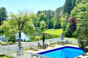 The Manor-Stunning Modern Farmhouse with Hot Tub