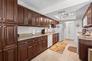 Lovely home with oversized heated pool in quiet neighborhood - Villa Polish Palace South