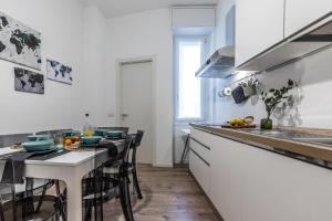 StayEasy Quadronno33 - 3 bedrooms, 2 baths - Duomo walking distance