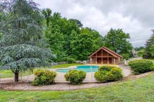 Dog-Friendly Cabin with Hot Tub, Game Room, Fireplace, Sleep 10 with Wraparound Deck, Scenic Views & Access to Resort Pool, Near The Parkway, Tanger Outlets & Dollywood, Smoky Mountain Charm, 24 Hr Hospitality & Family Comfort