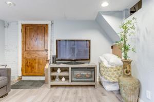 1 Mi to Coors Field Cozy Denver Studio with Patio!