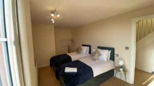 Free parking near city centre & stadium sleeps 6-8