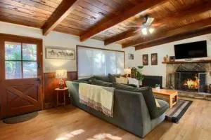 Red Door Cottage Fireplace bbq 12 mi to Yosemite - Oakhurst