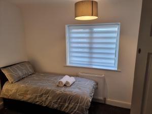 Dulverton house - 3 bed house sleeps 6+ driveway+close to M1