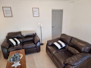 Dulverton house - 3 bed house sleeps 6+ driveway+close to M1