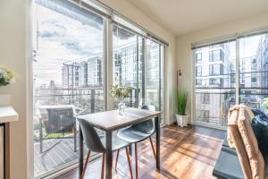 Close Downtown Modern Apartment - Pet Friendly, WiFi, Rooftop views
