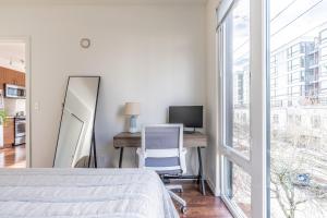 Close Downtown Modern Apartment - Pet Friendly, WiFi, Rooftop views