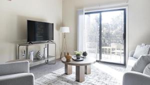 Landing Modern Apartment with Amazing Amenities (ID1225X333)