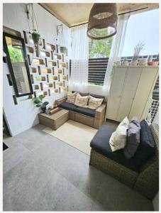 Brisbane Prime location: Just steps away from Oxford Street Single Room lobby