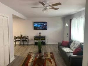 Pinecrest home away from home. - لوتز