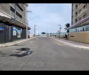 Apt na quadra da praia do Morro com área Lateral