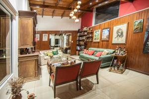 chalet con parque quincho y pileta