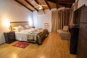chalet con parque quincho y pileta